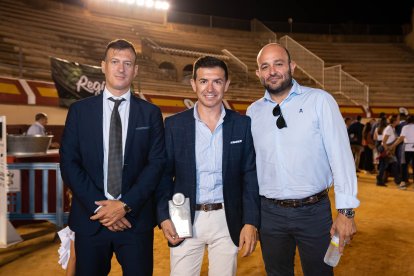 Jose Miguel Vicaino de La Voz de Almería junto al premiado Rodrigo López Urrutia de Hnos. López Urrutia y Rodrigo Valero