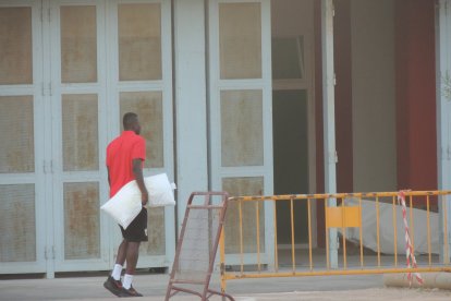 Sadiq con la almohada.