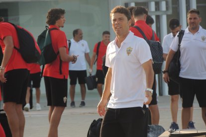 El entrenador en la salida con los jugadores.