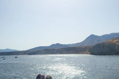 Isabel Jiménez junto a uno de sus hijos.