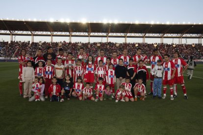 Los jugadores del UD Almería posan con los fieles.