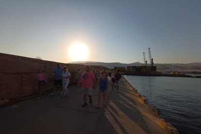 Llegada al faro por parte de los participantes