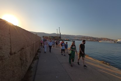 Camino del faro viendo la ciudad desde el mar