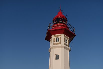 Pablo Mazuecos y Sara Martos junto al Faro de Almería