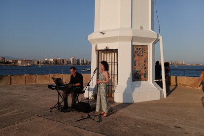 Sara Martos junto a Pablo Mazuecos mientras interpretaban \'Moon River\'