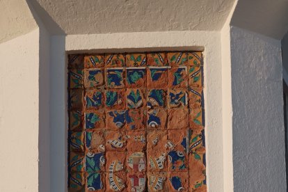 Mosaico ya muy desgastado en el faro