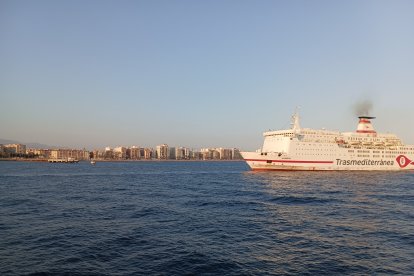 El ferry surcando ya el interior del Puerto de Almería