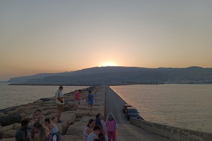 El sol escondido ya tras la montaña