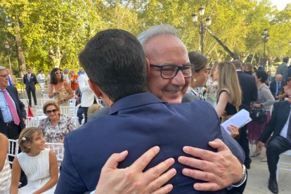 Abrazo entre el presidente de la Diputación y Cosentino.