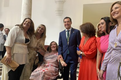 El presidente, con las consejeras Crespo y Carazo y otras invitadas al acto.