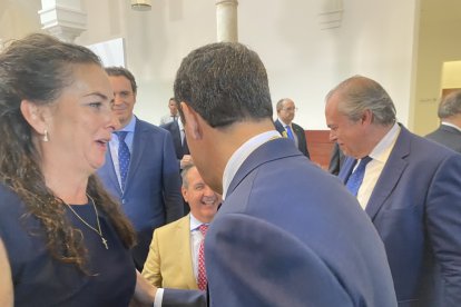 A la izquierda, Aránzazu Martín.