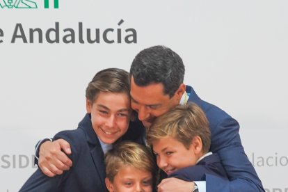 Juanma Moreno con sus tres hijos.