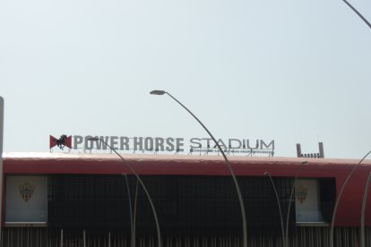 El letrero del Power Horse Stadium, colocado.