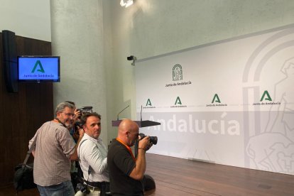 Medios gráficos pendientes de la comparecencia de Moreno.