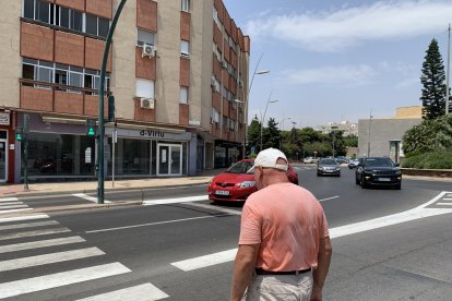 Almeriense con gorra por el fuerte sol.