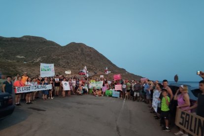 Concentración para defender Las Salinas.