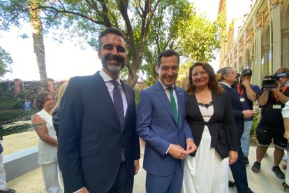 El presidente andaluz posa con los dos consejeros almerienses.