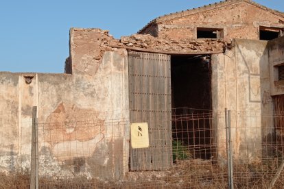 Puerta en mal estado en el Cortijo del Fraile