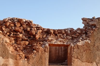 Muro derrumbado en el Cortijo del Fraile