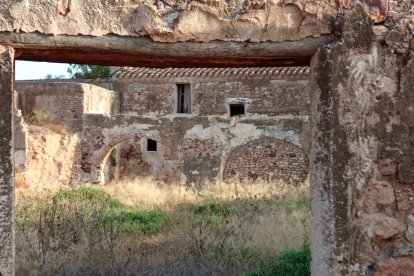Vista desde el exterior hacia lo que sería el patio del Cortijo del Fraile