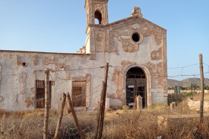 Valla de alambres caida en el Cortijo del Fraile