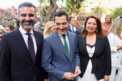 Los consejeros almerienses junto al presidente de la Junta.