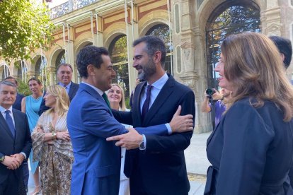 Moreno saluda al nuevo consejero de Medio Ambiente.