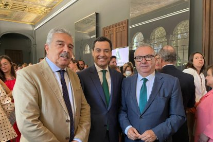 Juanma Moreno junto al consejero delegado de LA VOZ, Juan Fernández, y el director del periódico, Pedro Manuel de la Cruz.
