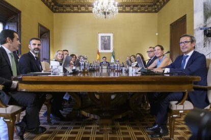 Juanma Moreno preside el primer Consejo de Gobierno.