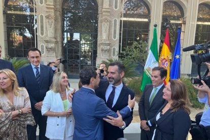 Abrazo entre Ramón Fernández-Pacheco y Juanma Moreno.