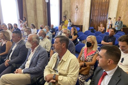 En primera fila el diputado Indalecio Gutiérrez y José Cano, presidente de Asempal.