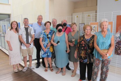 Las alumnas del taller de pintura posan junto a sus obras expuestas.