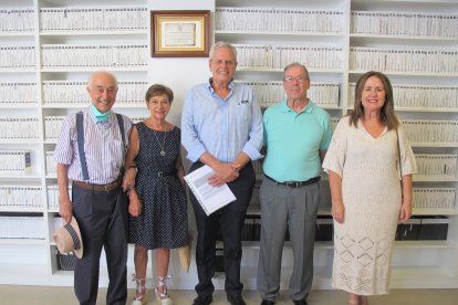 Los encargados de esta donación posan junto a autoridades del Ayuntamiento y al presidente de San Cleofás.