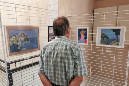 Queda inaugurada la exposición de pintura en la entrada del Centro de la Tercera Edad de Vera.