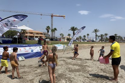 Los niños disfrutando de las animaciones de la playa.