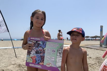 Claudia e Iván ganaron un set de pinturas cortesía de Papelerías Carlín en los juegos de la playa.