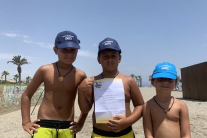 Los hermanos Triana, Oliver y Hugo, ganaron un bono para el Parque Acuático Aquatropic.
