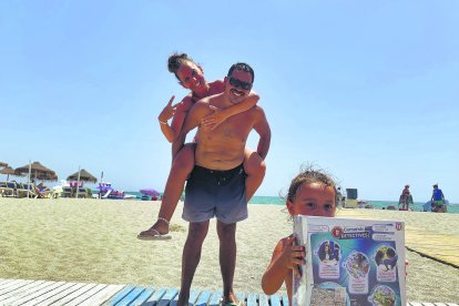 Elena, Salva y su pequeño con su regalo de Toy Planet.