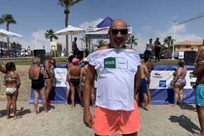 Andrés de Jaén con su camiseta de la Universidad Nacional de Estudios a Distancia.