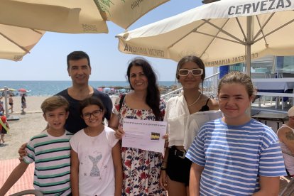 Javi, Sonia, María, Claudia, Javier y Alejandra de Cartagena disfrutando de la playa de Roquetas.