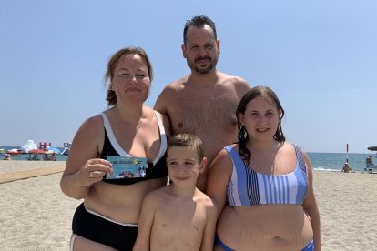 Lucia, José, Manoli y José de Cartagena con su bono de Mascotasol.