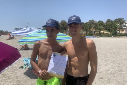 Alejandro de Aguadulce y Desuke de Francia con su bono para el parque Acuático Acuatropic.