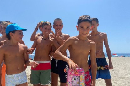 Un grupo de amigos de Aguadulce con su regalo cortesía de Toy Planet.