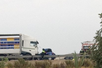 El turismo habría invadido el carril contrario.