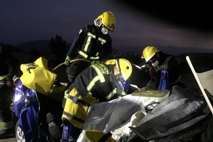Efectivos de bomberos excarcelan al joven fallecido.
