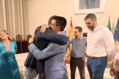 Emoción en el salón de plenos.