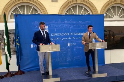 Consejero y presidente, antes de comenzar el acto.
