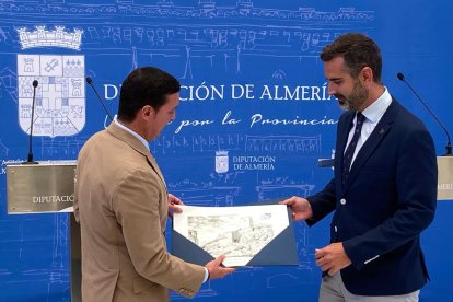 Javier A. García, entregando un obsequio de Diputación al consejero.