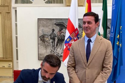 Ramón Fernández-Pacheco firma en el libro de honor de Diputación.