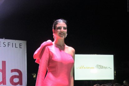 Las modelos desfilaron con vestidos de cóctel.